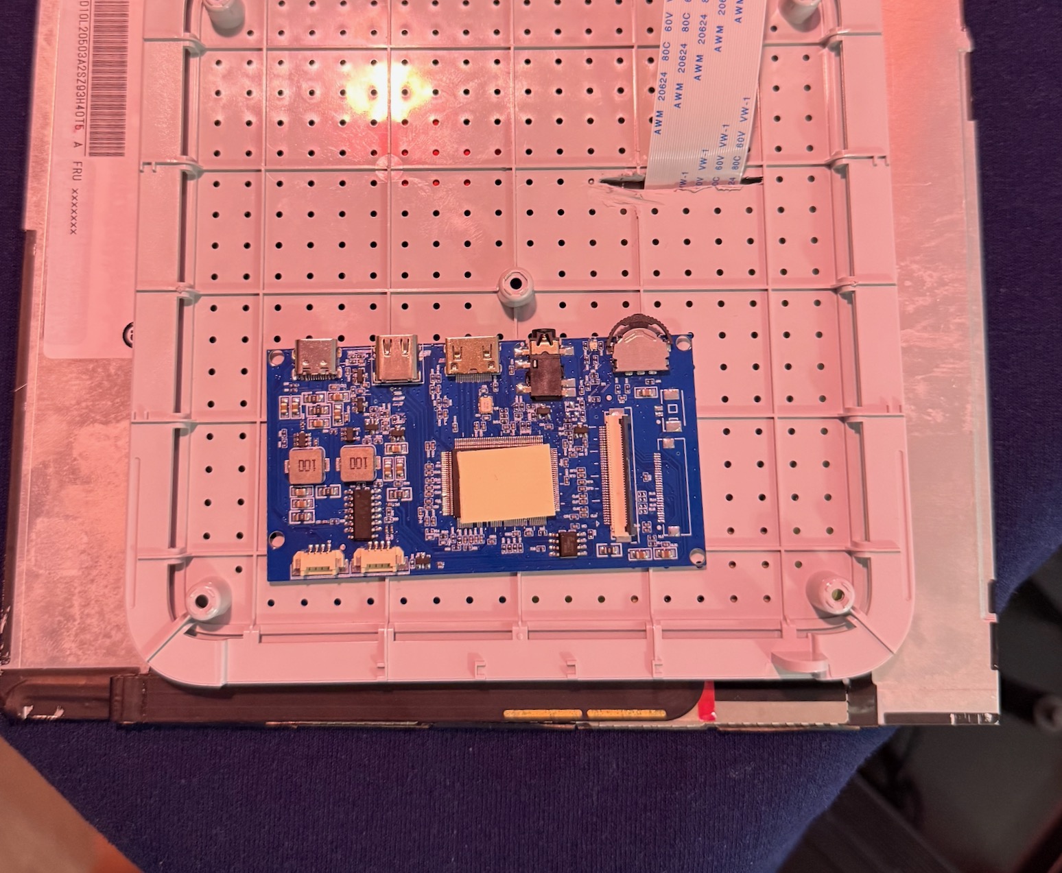 View of the closed up inside thanks to the green power LED.